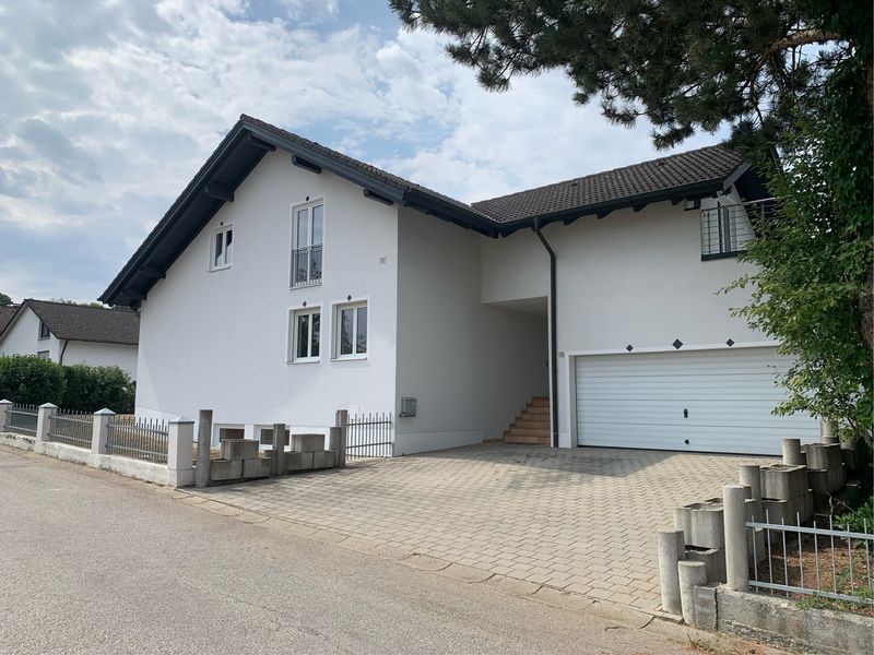 Attraktives Zweifamilienhaus mit Pool, Sauna und großzügigem Garten in ruhiger Lage